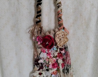 Bolso de hombro hecho a mano en mal estado con encaje vintage y. Flecos, Flores de Tela, Rosetones de Raso, Tela de Tapiz,