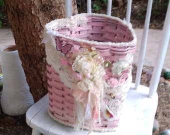 Corbeille en osier rose coeur pour bébé fille. Ce panier vintage recyclé est décoré de toutes les « choses » vintage. Fait main voir photos