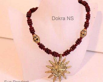 ¡Conjunto de collar Dokra! ¡Colgante de sol! ¡Collar de cuentas de madera! ¡Arte tribal! ¡Hecho a mano! ¡Joyería de moda exclusiva! ¡Pendientes Dokra! ¡Regalo de Diwali!