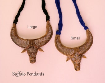 ¡Colgantes Dokra exclusivos! ¡Colgante de búfalo! ¡Colgante de ciervo! ¡Joyería Dokra! ¡Arte Dokra! ¡Hecho a mano! ¡Colgantes exclusivos! ¡Unisex! ¡Regalos ideales para Diwali!