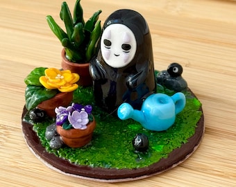 Handgemachte No-Face Gartenminiatur – Von Ghibli inspiriertes Garten-Diorama mit Rußmännchen | Handgemachte Polymer Clay Figur