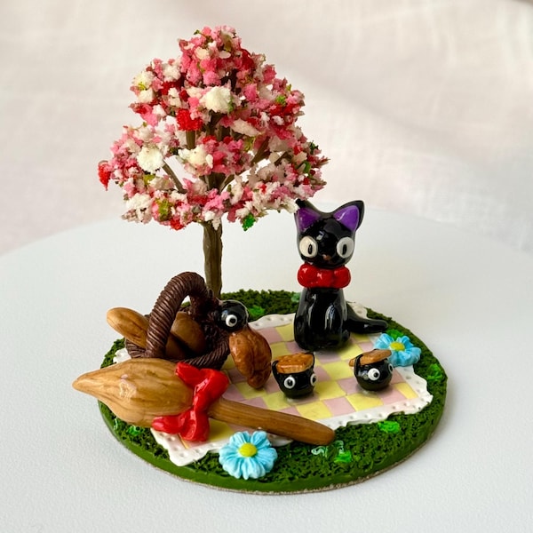 Miniatura de piquenique Jiji feita à mão em argila polimérica com espíritos da fuligem.