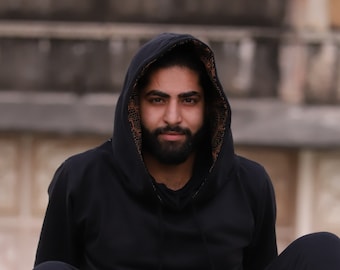 Felpa con cappuccio nera da uomo: modello Shipibo, collo tubolare, pullover sportivo
