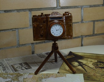 horloge de table vintage de l’appareil photo. Horloge Hadmade