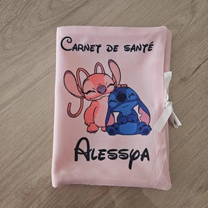 Funda para registro médico de Stitch y Angel - Registro médico rosa - Regalo de nacimiento con nombre y fecha de nacimiento - Regalo personalizado