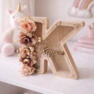 Peut inclure: Panneau en bois fait à la main avec le texte "Bienvenue" dans une police fantaisiste. Le panneau est peint en blanc avec une finition vieillie et comporte un petit cœur décoratif. Mesure environ 30 cm de large.