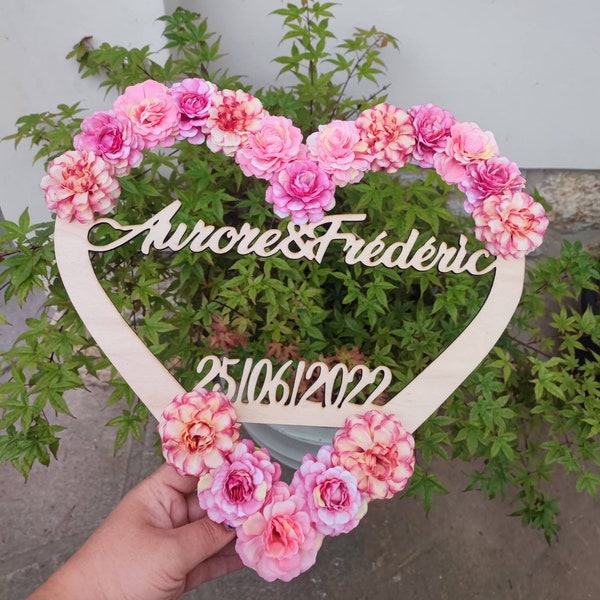 Gebloemd houten huwelijkshart - huwelijksdecoratie - huwelijksgeschenk - cadeau-idee - bloemenkroon met gepersonaliseerde voornaam