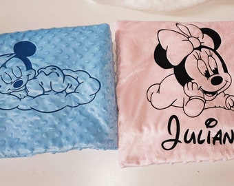 Couverture minky rose personnalisé Minnie ou Mickey bleu