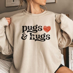 Valentinstag Mops Sweatshirt, Mops & Umarmungen Rundhalsausschnitt, Mops Geschenk, Mops lustiges Shirt, Mops Hundebesitzer Pullover, Mops Liebhaber Shirt, Mops Geschenk, Möpse