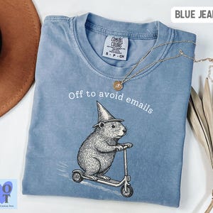 Camiseta "Confort Colors Off To Avoid Emails", divertida camiseta de scooter capibara, humor laboral, chiste de oficina, regalo para compañeros de trabajo. Blue Jean