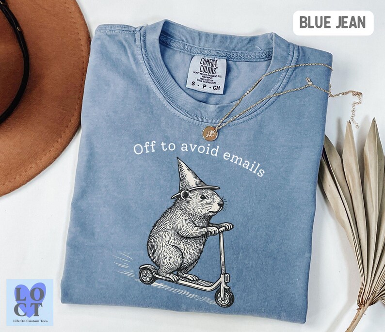 Camiseta "Confort Colors Off To Avoid Emails", divertida camiseta de scooter capibara, humor laboral, chiste de oficina, regalo para compañeros de trabajo. Blue Jean