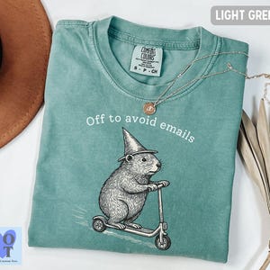 Camiseta "Confort Colors Off To Avoid Emails", divertida camiseta de scooter capibara, humor laboral, chiste de oficina, regalo para compañeros de trabajo. Light Green