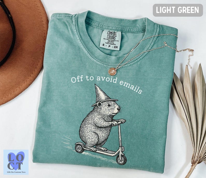 Camiseta "Confort Colors Off To Avoid Emails", divertida camiseta de scooter capibara, humor laboral, chiste de oficina, regalo para compañeros de trabajo. Light Green