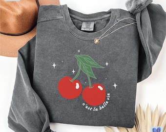 Sudadera de cerezas Comfort Colors, gráfico retro de cerezas, cuello redondo con cita francesa, un bonito regalo para ella, acogedor jersey de estilo francés.