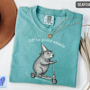 Camiseta "Confort Colors Off To Avoid Emails", divertida camiseta de scooter capibara, humor laboral, chiste de oficina, regalo para compañeros de trabajo. Seafoam