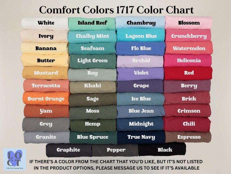 Puede incluir: Una carta de colores Comfort Colors 1717 que muestra muestras de tela dobladas en varios tonos. Los colores incluyen blanco, azul, rosa y verde. El texto en la parte inferior anima a los clientes a preguntar por colores no listados.
