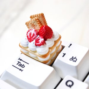 Porte-clés artisanal pour gâteau sablé aux fraises | Jolie touche alimentaire miniature pour clavier mécanique Cherry MX