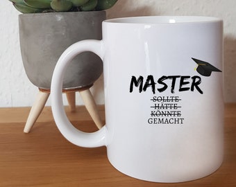 Könnte beinhalten: Weiße Keramiktasse mit einer schwarzen Grafik, auf der "MASTER -SOLLTE -HATTE -KONNTE GEMACHT" mit einem schwarzen Abschluss-Hut-Symbol steht.