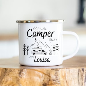 Pode incluir: Caneca de acampamento de esmalte branco com um gráfico de autocaravana preto, montanhas, árvores e uma fogueira. O texto diz "Offizielle Camper Tasse von Louisa".