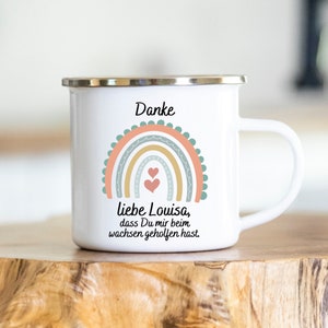 Puede incluir: Taza de esmalte blanco con un diseño de arcoíris y el texto "Danke liebe Louisa, dass Du mir beim wachsen geholfen hast."