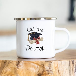 Noem me Dokter - Aanpasbare Beker - Afstuderen - Afstuderen - Universiteit - Academici - Mok - Mok