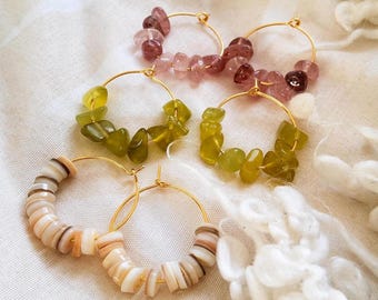Pendientes de aro con piedras preciosas • Cuarzo, jade y concha de agua dulce • Aros de oro hechos a mano • Joyería playera • Piedra natural