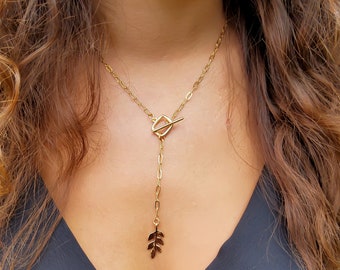 Collar con colgante de hoja dorada y cierre de palanca • Bañado en oro de 18 quilates • Joyería floral • Cadena de clip • Minimalista