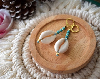 Pendientes de concha de cauri y turquesa • Pendientes colgantes con cuentas • Joyería boho chic • Accesorios de playa