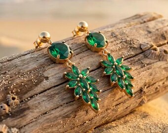 Pendientes llamativos verde esmeralda • Pendientes colgantes dorados • Adornos florales de cristal • Joyería para invitadas de boda