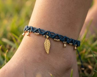 Tobillera de macramé esmeralda • Pulsera con dije de hoja • Tobillera de cuentas • Joyería boho chic • Accesorios corporales