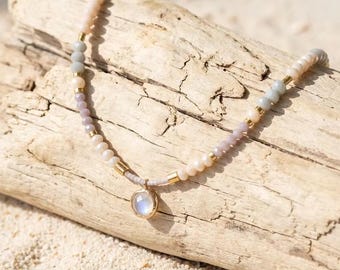 Gargantilla de piedra lunar con cuentas • Colgante de cristal • Collar delicado para combinar con otras joyas • Regalo ideal para la playa y el verano