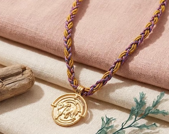 Collar con mapa estilo boho chic • Cordón trenzado y colgante dorado • Joyería con mapa del mundo • Joyería de verano