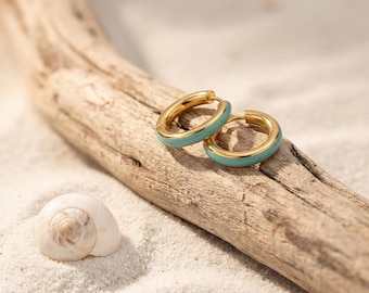 Pendientes de aro turquesa • Pendientes Huggies chapados en oro de 18 quilates • Pendientes azules • Joyería minimalista • Regalo para ella