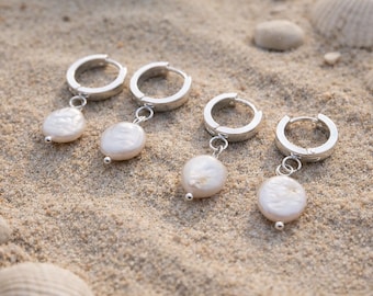 Pendientes de aro de perlas de agua dulce • Pendientes de aro pequeños de plata • Pendientes de concha • Joyería de verano estilo boho chic