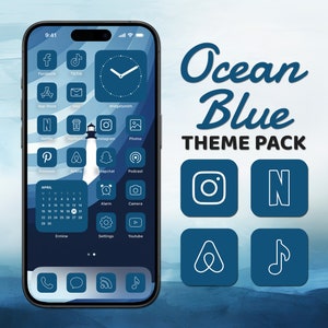 Op de afbeelding: Een blauwe en witte iPhone-mockup met een blauw en wit themapakket met pictogrammen. De pictogrammen zijn voor populaire apps zoals Instagram, Netflix en Spotify. De tekst "Ocean Blue THEME PACK" wordt boven de pictogrammen weergegeven.