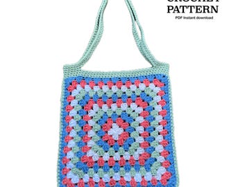 Może przedstawiać: Szydełkowa torba typu tote z wzorem granny square. Torba ma kwadratowy kształt z jasnoniebieską obwódką i uchwytem. Wzór granny square zawiera kolory biały, jasnoniebieski i koralowy. Widoczny jest tekst "CROCHET PATTERN PDF Instant download".