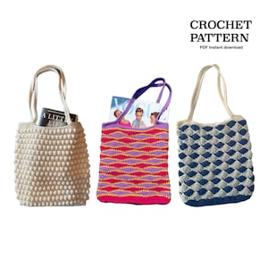 Op de afbeelding: Drie handgemaakte gehaakte draagtassen in crème, roze en blauw. De crèmekleurige tas heeft een textuur met bobbelsteek, de roze tas heeft een gestreept patroon en de blauwe tas heeft een schelpenpatroon. Elke tas heeft een bijpassende handgreep. De tekst op de afbeelding luidt "CROCHET PATTERN PDF Instant download."