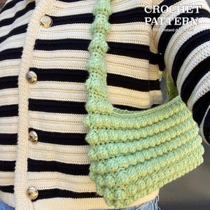 Patrón de crochet para bolso con pompón | Patrón escrito (en inglés) | Patrón de bolso con pompón | PDF | Bolso de hombro de crochet