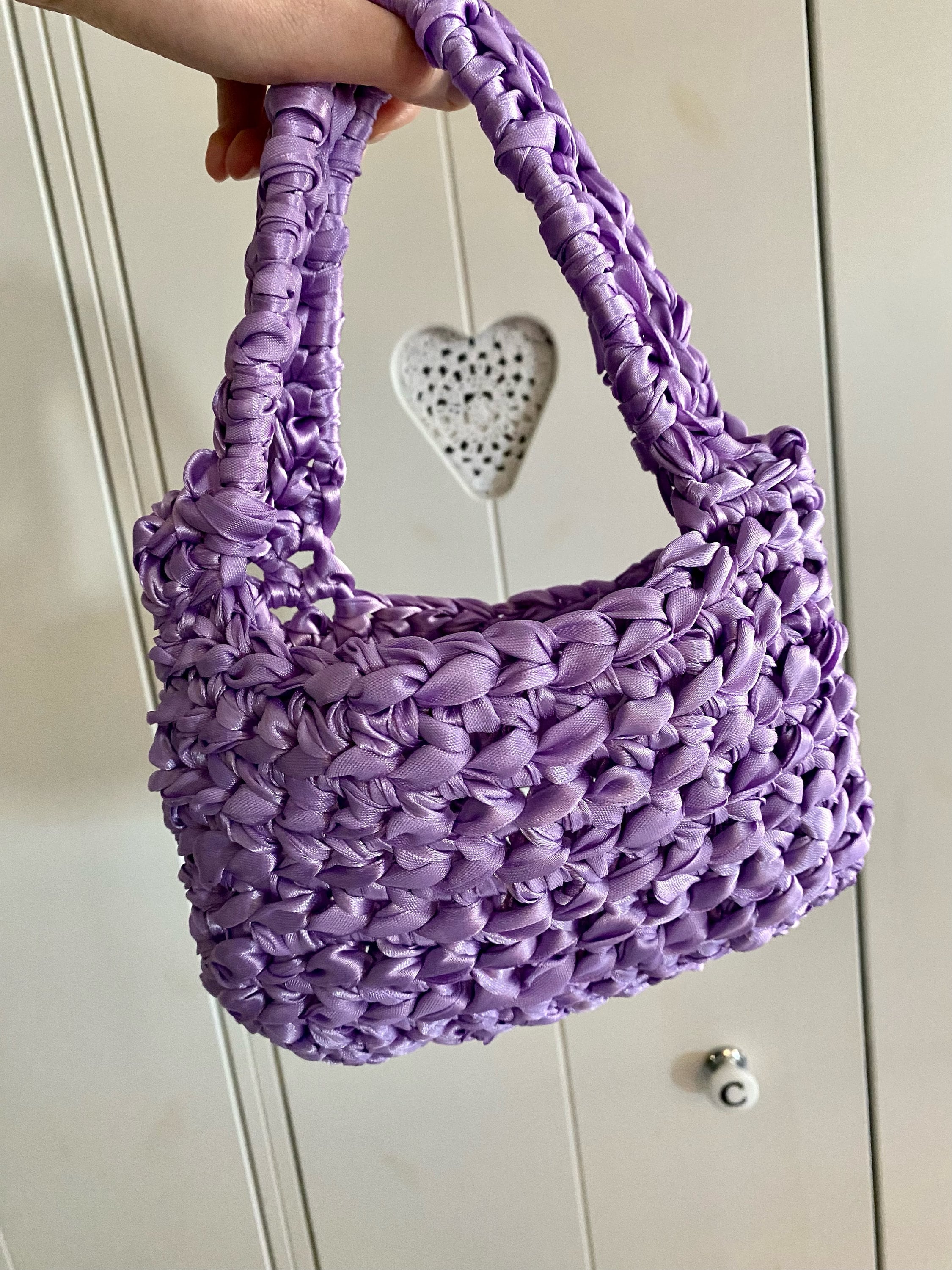 é ribbon satin 2way body bag é ribbon satin 2way body bag