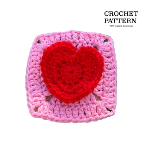 Op de afbeelding: Een gehaakte vierkant met een rood hart in het midden, tegen een lichtroze achtergrond. De tekst "CROCHET PATTERN" en "PDF Instant download" zijn in het zwart weergegeven. Dit is een haakpatroon.