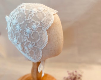 Bonnet pour bébé en dentelle blanc cassé - Parfait pour les cadeaux de baptême et de baptême !