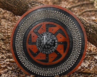 Keltisch gesneden houten Vikingschild – handgemaakt middeleeuws decorstuk