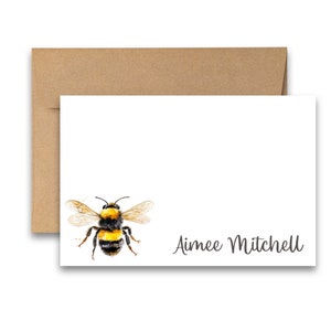 Puede incluir: Una tarjeta blanca con una ilustraci&oacute;n de acuarela de un abejorro. La tarjeta tiene el nombre "Aimee Mitchell" escrito en cursiva en la parte inferior.
