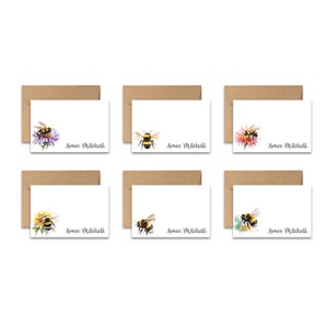 Puede incluir: Conjunto de seis tarjetas de notas en blanco con una ilustraci&oacute;n de acuarela de un abejorro en una flor. Cada tarjeta tiene un sobre marr&oacute;n y el nombre "Aimee Mitchell" impreso en gris en la parte inferior.