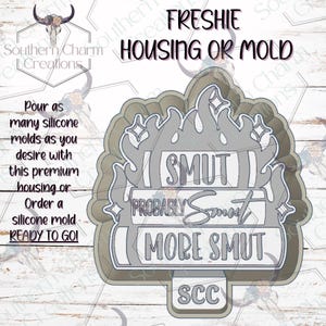 Könnte beinhalten: Eine graue Kunststoffform mit dem Text "FRESHIE HOUSING OR MOLD". Die Form hat die Wörter "SMUT", "PROBABLY SMUT" und "MORE SMUT" in einem Flammendesign. Der Text "READY TO GO!" ist ebenfalls sichtbar.