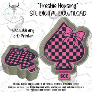 Könnte beinhalten: Digitaler STL-Download für ein Freshie-Gehäuse-Design. Das Design zeigt eine Pikform mit einem rosa-schwarzen Karomuster, einer rosa Schleife und dem Text "SCC". Das Design ist für die Verwendung mit einem 3D-Drucker bestimmt.