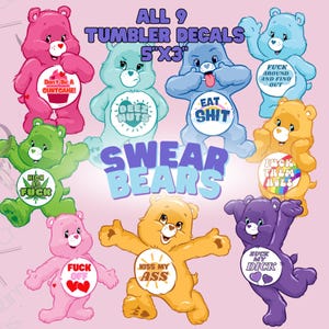 K&ouml;nnte beinhalten: Neun bunte "Swear Bears" Becheraufkleber, jeweils 12,7 cm x 7,6 cm, mit verschiedenen Phrasen. Die B&auml;ren sind in Rosa-, Blau-, Gr&uuml;n-, Gelb- und Lilat&ouml;nen gehalten. Der Text enth&auml;lt "Don't Be A Cuntcake!", "Deez Nuts", "Eat Shit" und "High as Fuck".
