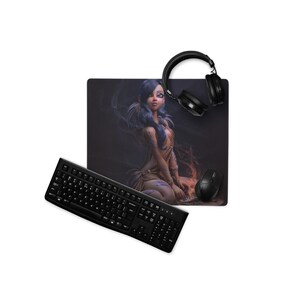 The enchantress Gaming Mauspad - Kleine Schreibtischmatte, rutschfest, wasserdicht, mit glatter Oberfläche für PC & Laptop Gamer