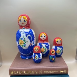 Vintage houten blauwrode Russische matroesjka-nestpoppen Oost-Europese pop