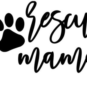 Pode incluir: Um gráfico de pegada preta ao lado das palavras "rescue mama" em fonte cursiva. O design está em um fundo branco. Ideal para amantes de animais.